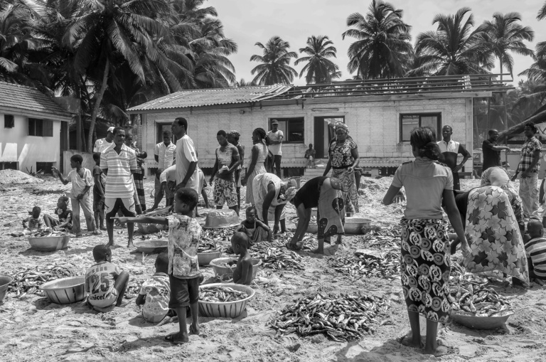 Jeanne Taris - 05_PÊCHEURS EN CÔTE D'IVOIRE_ @Jeanne TARIS.jpg